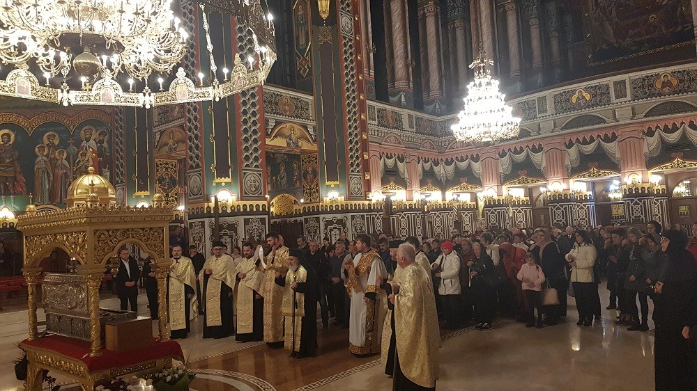 (FOTO) Procesiune cu moaștele Sfântului Ioan Gură de Aur, la Catedrala Arhiepiscopală din Arad