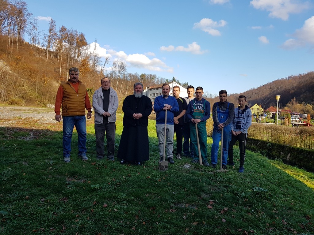 (FOTO) Elevii Școlii ”Astra” au plantat peste 120 de puieți de stejar și pomi fructiferi în Stațiunea Moneasa