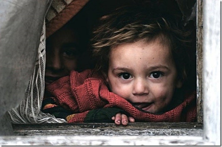 Copiii României: cea mai mare rată de mortalitate din UE, peste 150.000 merg seara la culcare flămânzi, 15.000 de cazuri de abuz