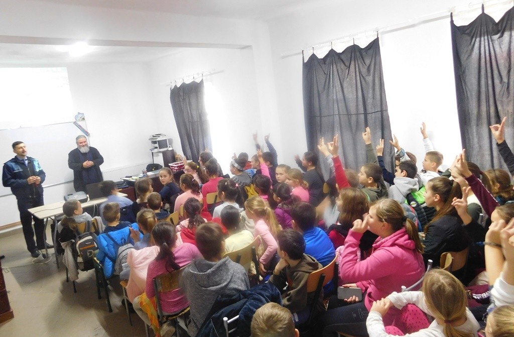 Activitate educativă despre siguranța online organizată la Școala din Galșa