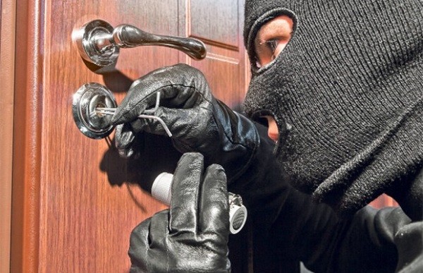 ”Hoții îți invadează intimitatea” - Campanie naţională pentru prevenirea furturilor din locuinţe