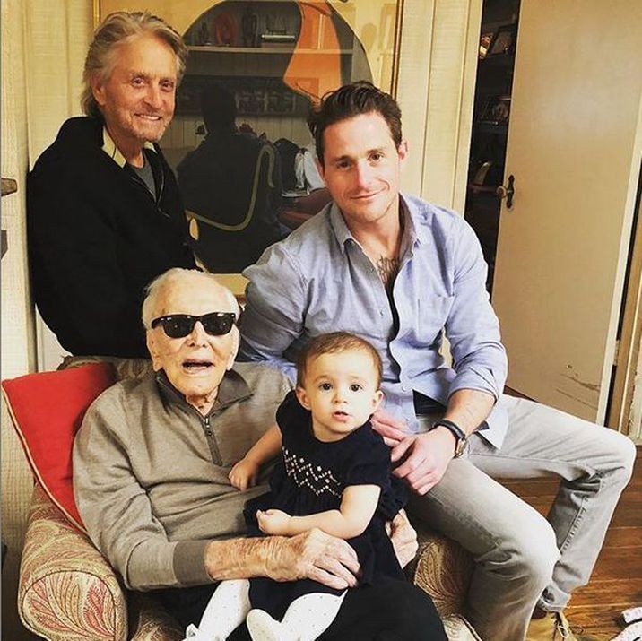 Kirk Douglas a împlinit 103 ani. Este cel mai longeviv actor din istorie