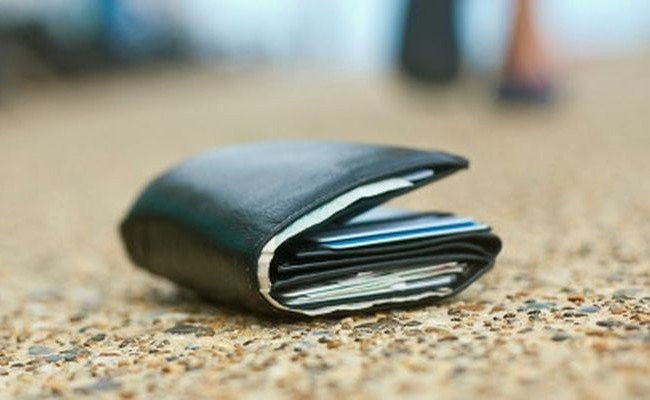 Oamenii de lângă noi. Un arădean de 22 de ani a găsit un portofel plin cu bani și l-a predat polițiștilor