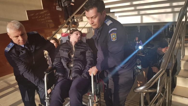 Imaginea zilei vine de la Iași. Adolescentă paralizată de 4 ani, urcată pe braţe la instanţă pentru că judecătorii au vrut să vadă în ce stare e