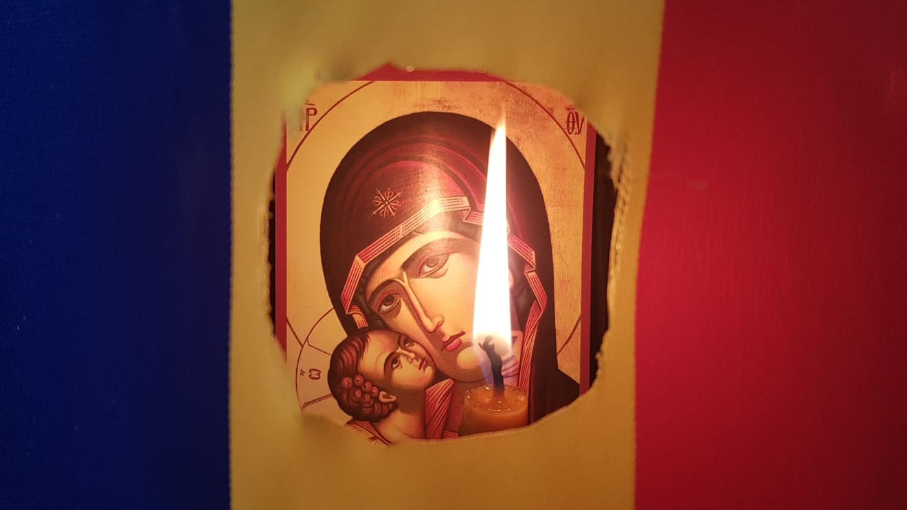 Bat clopotele peste România. Slujbe de pomenire pentru Eroii Revoluției din 1989, în toate bisericile și mănăstirile Patriarhiei Române