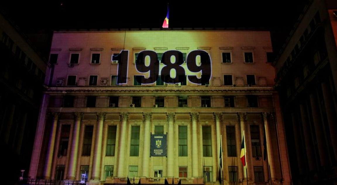Proiecție de lumină și culoare pe sediul MAI, în memoria Eroilor Revoluției din 1989