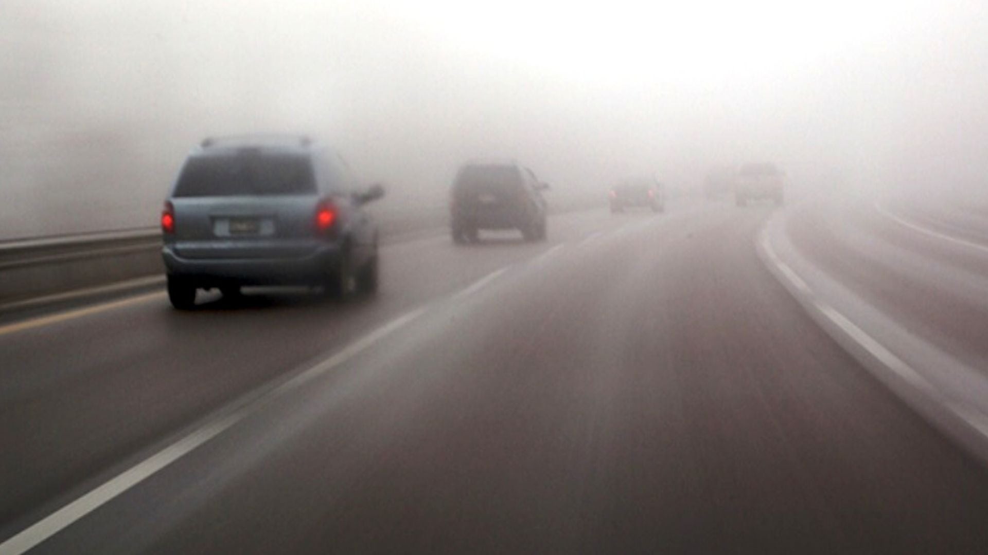 Atenție cum circulați! Cod galben de ceaţă densă, chiciură şi polei în 27 de județe