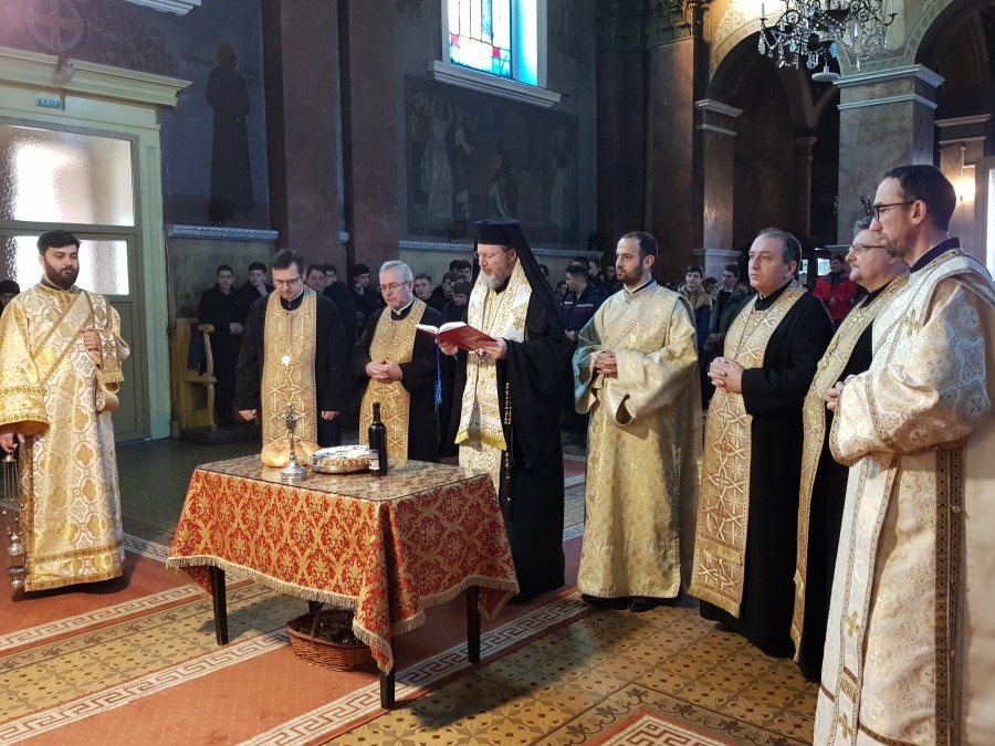 (FOTO) Slujbă de pomenire pentru Mihai Eminescu, la Catedrala Veche din Arad