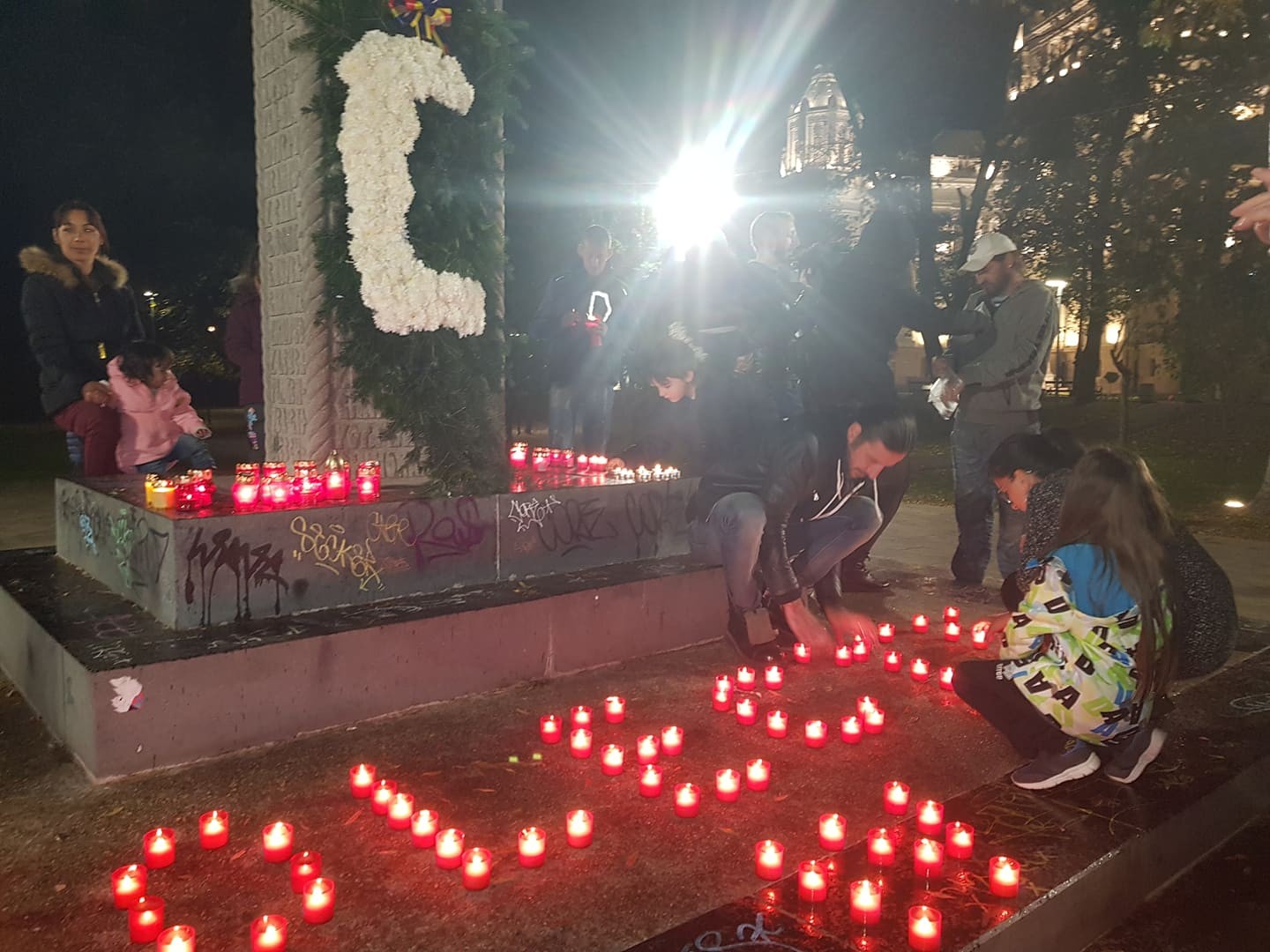 ”Timpul nu ne-a vindecat durerea, ci a amplificat-o”. Victimele de la Colectiv, comemorate la Arad