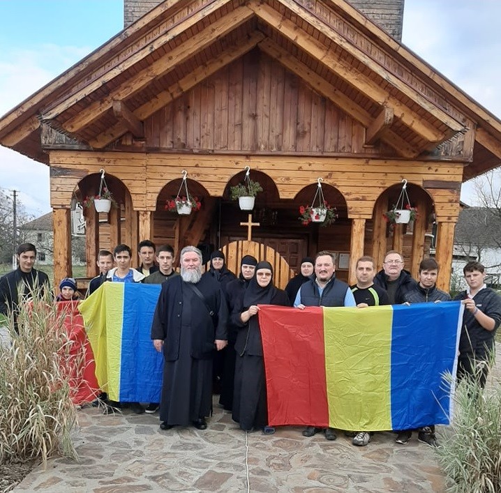 Peste 100 de nuci și pomi fructiferi, plantați de elevii Școlii ”ASTRA” din Arad la Mănăstirea Tămand