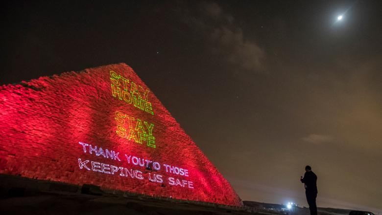”Rămâneţi acasă, rămâneţi în siguranţă”. Marea Piramidă din Giza, iluminată cu mesaje dedicate luptei împotriva COVID-19