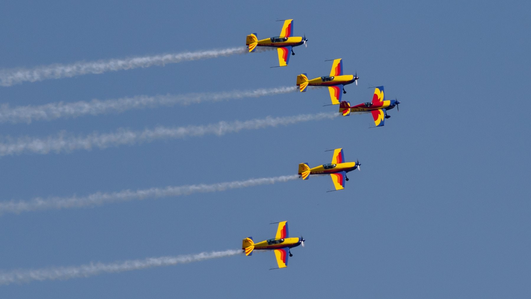 În semn de respect pentru personalul medical și toți cei din prima linie, cinci avioane de acrobație au survolat spitalele din capitală