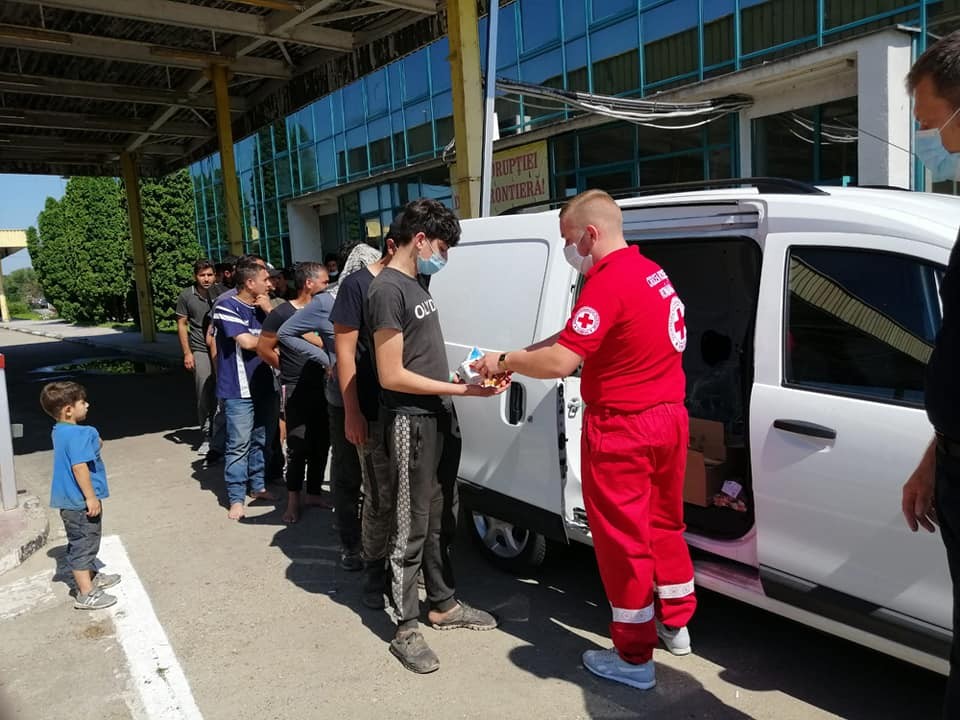 Voluntarii de la Crucea Roșie și ISU Arad și-au unit forțele pentru a ajuta 40 de persoane aflate în dificultate în Vama Turnu