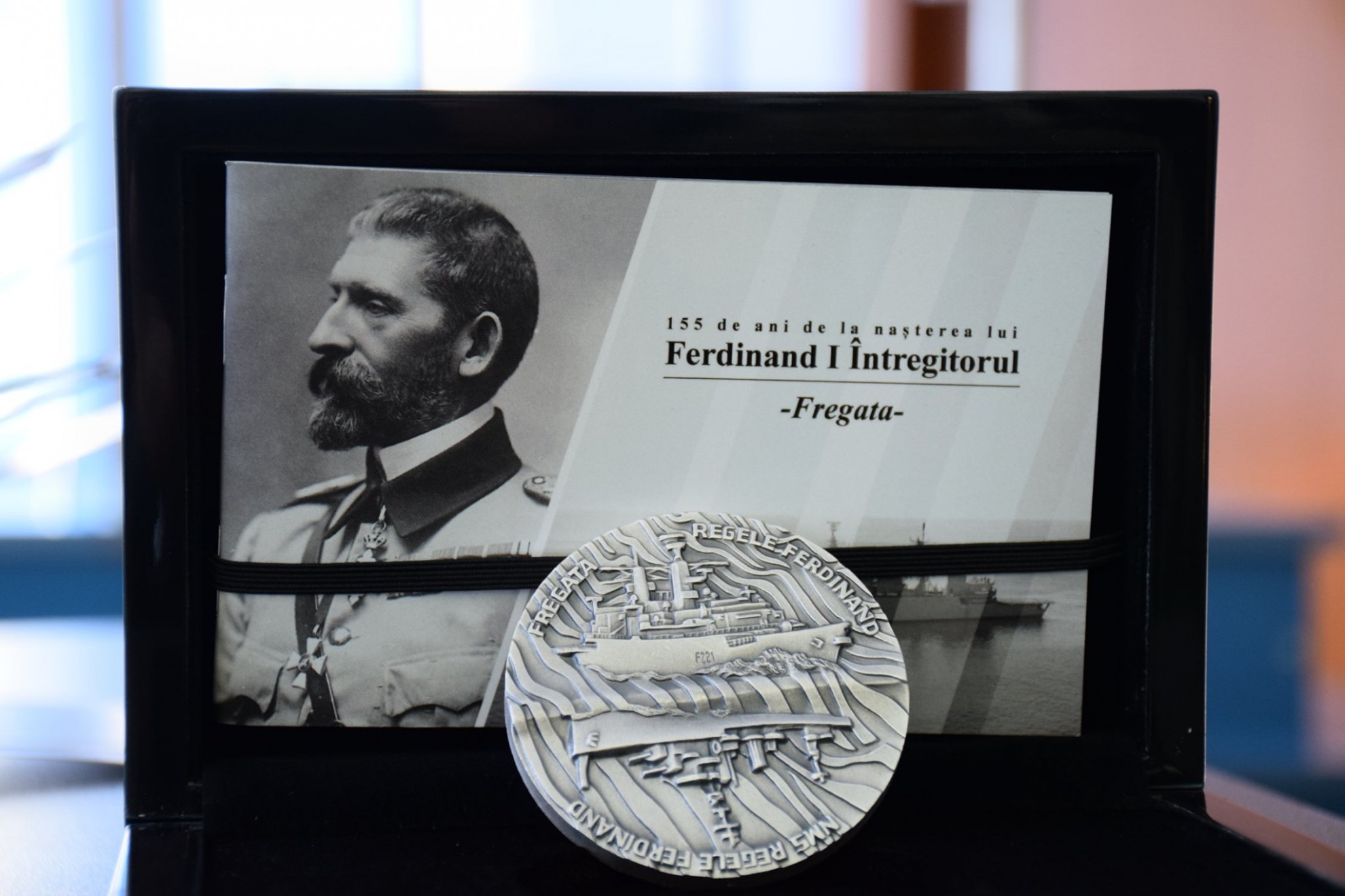 Fregata ”Regele Ferdinand”, prima navă de război a României pe o medalie emisă de Statul român