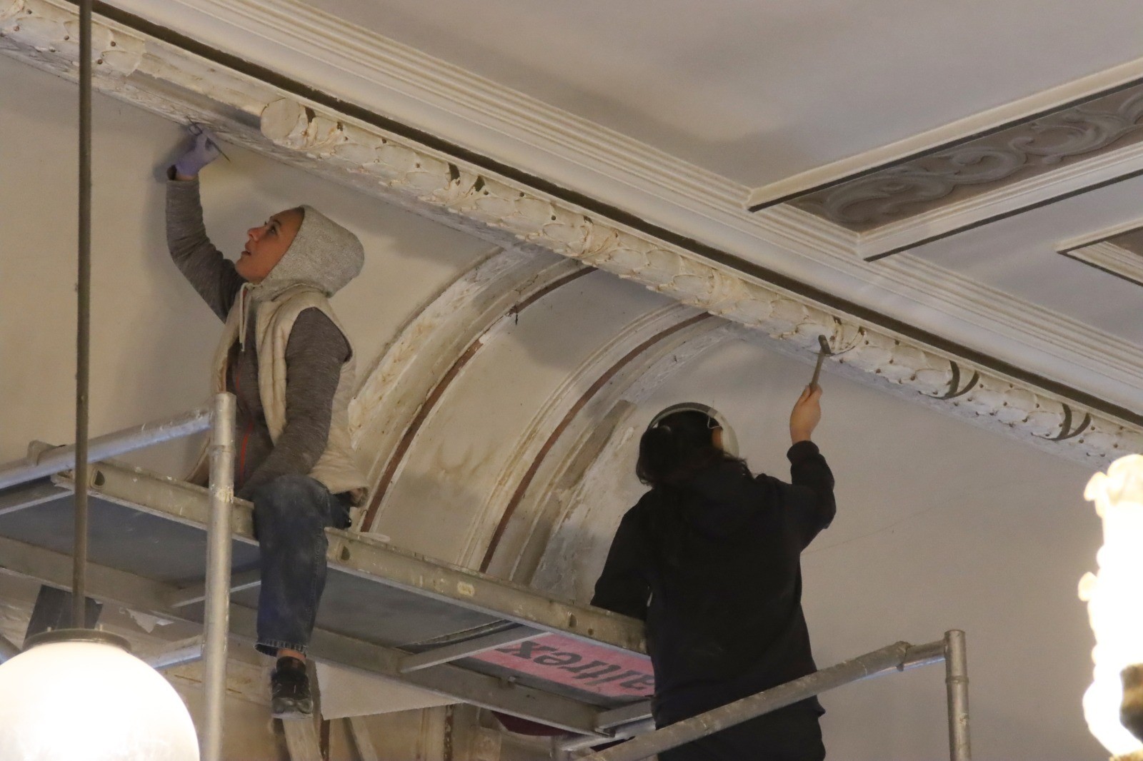 Renovarea Sălii Iuliu Maniu, simbol arădean al Marii Uniri, scoate la lumină frescele originale acoperite de comuniști