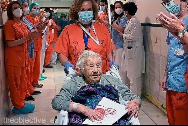 Pacientă de 104 ani externată dintr-un spital din Madrid după ce a depăşit infecția COVID-19