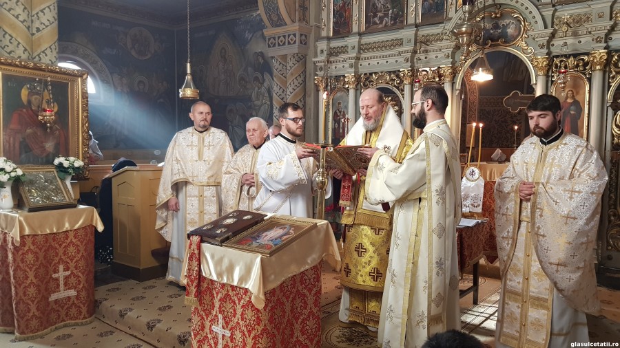ÎN IMAGINI - Liturghia Arhierească și Slujba de Te Deum, la 162 de ani de la Unirea Principatelor Române, la Paraclisul Catedralei Vechi din Arad