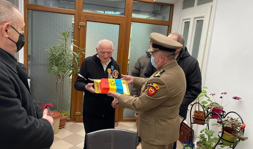 ”Am suferit tare mult, dar Dumnezeu m-a ajutat să merg înainte” - Veteranul de război Laurean Deac, sărbătorit la 99 de ani