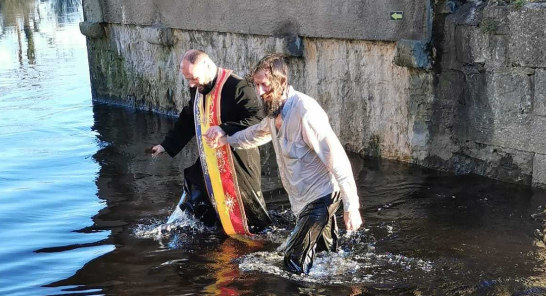 Unul dintre cei mai importanți scriitori englezi în viață s-a botezat ortodox la o mănăstire românească din Irlanda