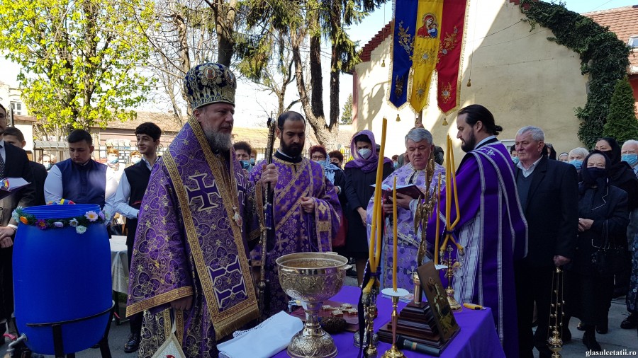(FOTO) Sfântul Gheorghe - ajutor în biruințele noastre duhovnicești. Biserica din Aradul Nou și-a serbat hramul