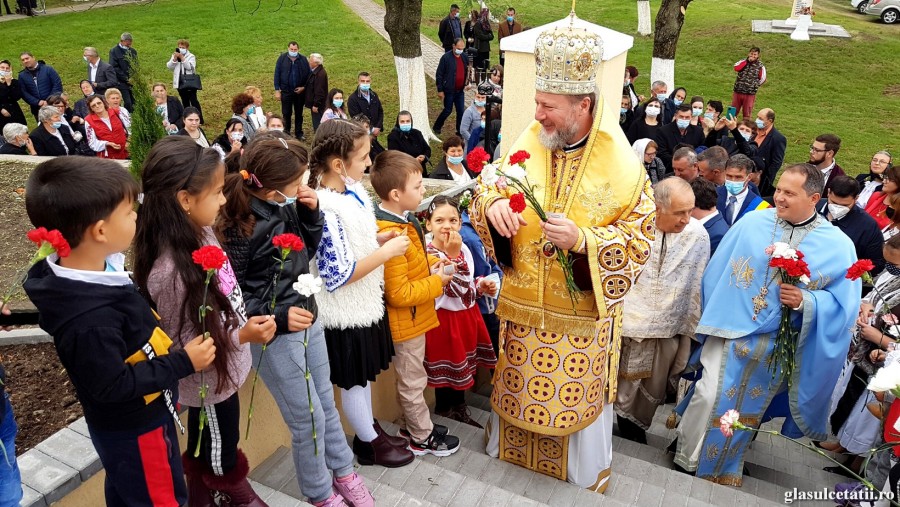 (FOTO) Copiii arădeni în Sfinte Liturghii. Ziua Copilului, ”dor de puritate și bunătate”