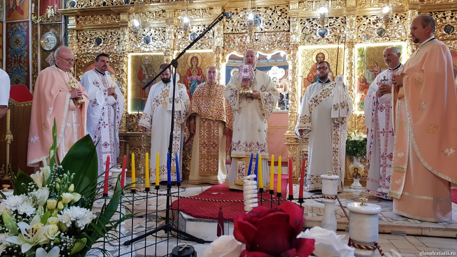 (FOTO) Sfinții români au sfințit glia neamului românesc, din care au înflorit prin harul lui Dumnezeu crinii Bisericii - PS Emilian Crișanul în Parohia Șimand
