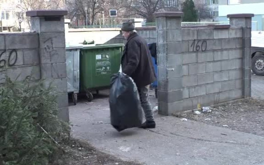 Lecția zilei vine din Botoșani! Un bărbat fără adăpost a găsit peste 20.000 de lei și i-a dus la Poliție