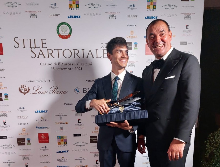 El este primul croitor român care a câștigat marele premiu „Forbici d’Oro”, din partea Academiei Naționale a Croitorilor din Italia