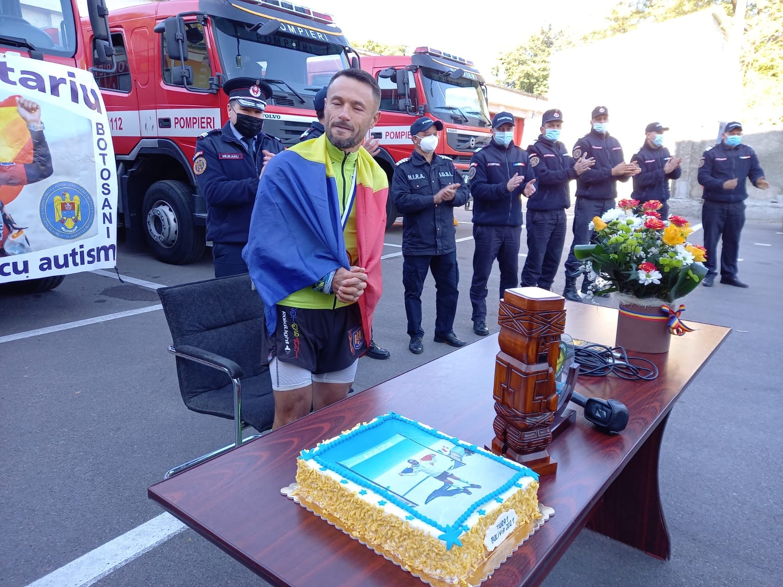 Pompierul român care a câștigat „Ultra Bolivia Race”, întâmpinat cu aplauze de colegi
