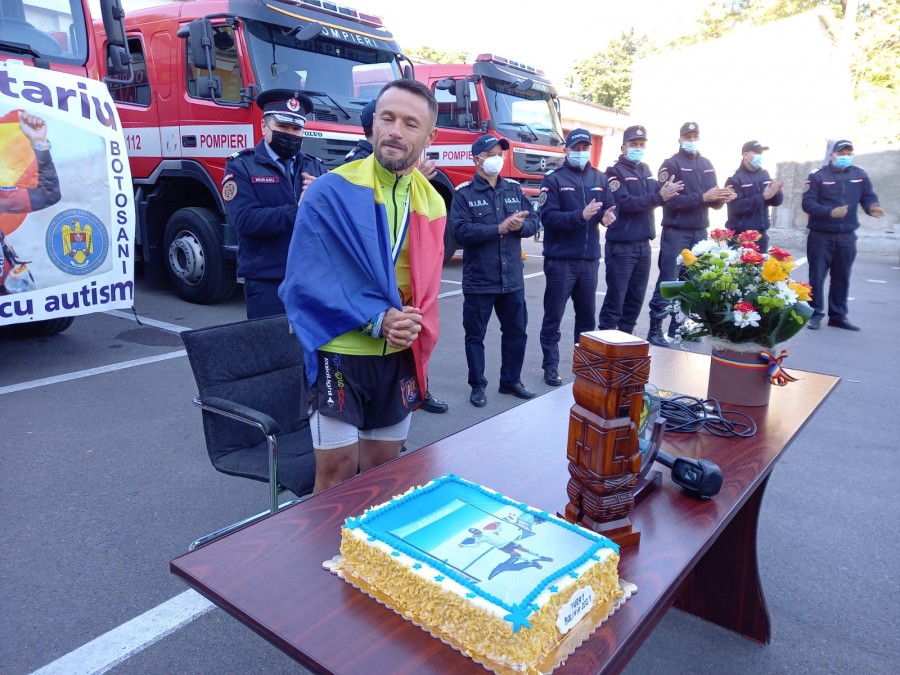 Pompierul român care a câștigat „Ultra Bolivia Race”, întâmpinat cu aplauze de colegi