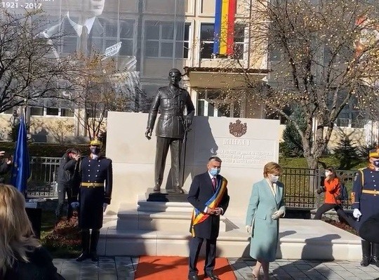 Statuia Regelui Mihai, dezvelită la Sinaia la 100 de ani de la nașterea Suveranului