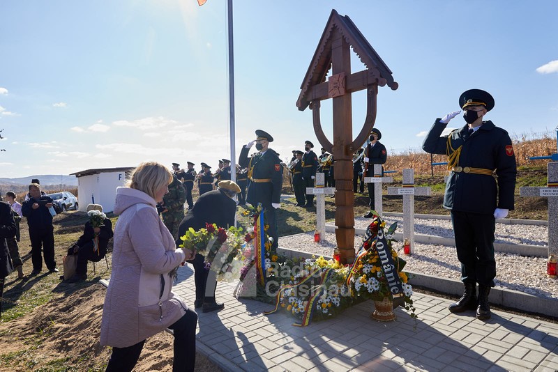 Un cimitir al Eroilor Armatei Române, reinaugurat și sfințit într-o localitate din Republica Moldova