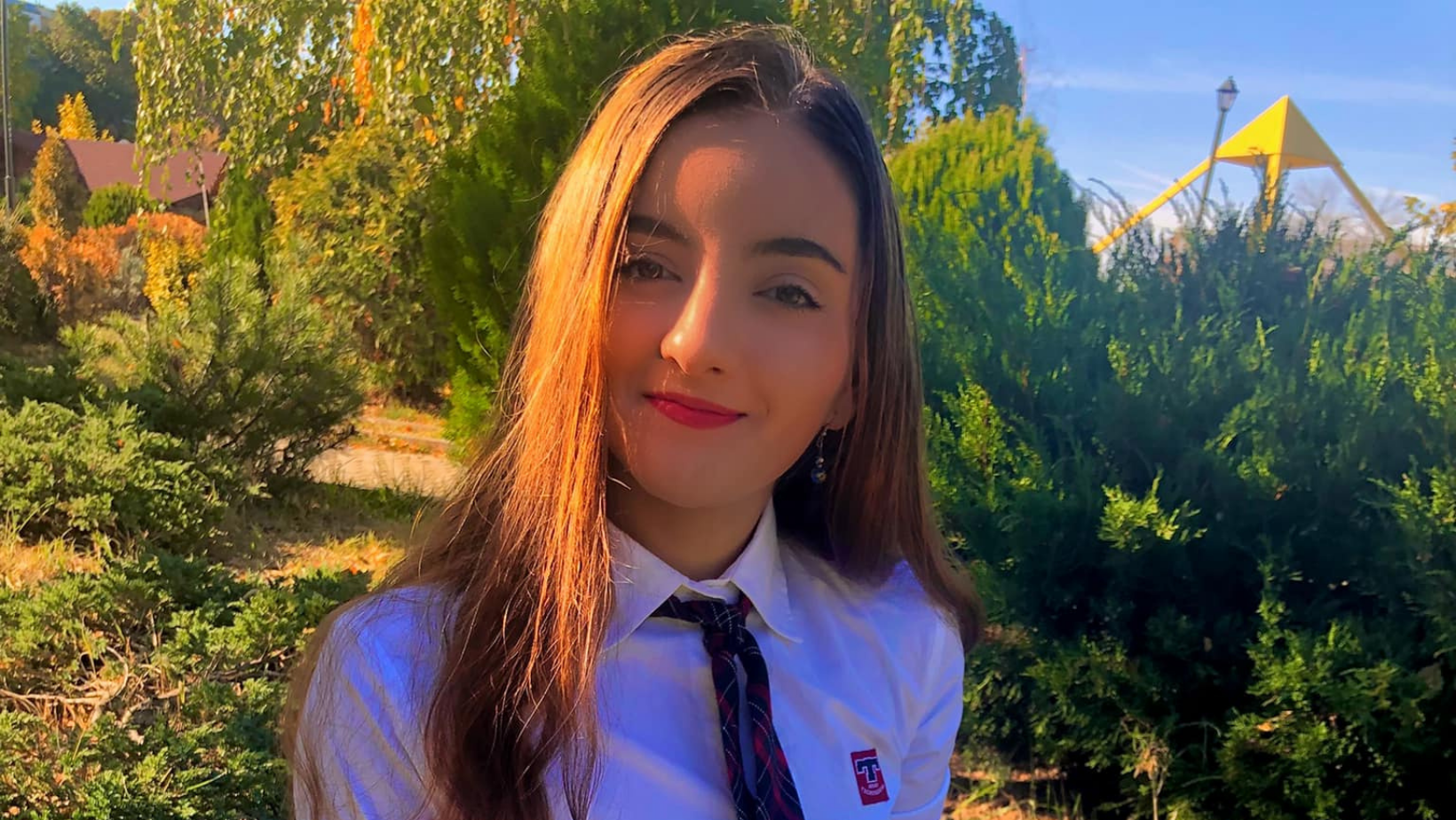Este arădeancă, este elevă la Pedagogic și a câștigat Premiul I la Concursul de creație literară „Călimara cu cerneală”