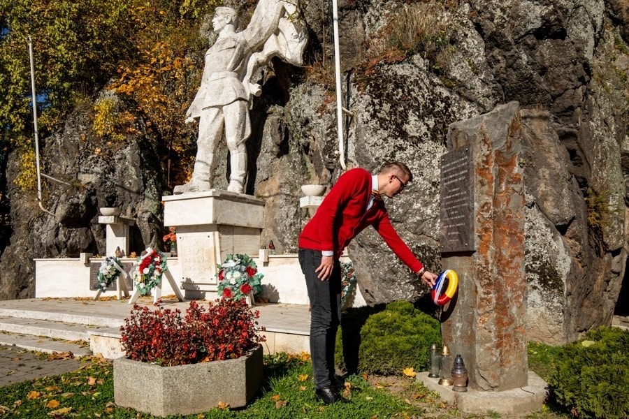 Medicul slovac Marek Sobola a parcurs 700 de kilometri și a depus 25 de coroane în memoria Regelui Mihai și a Armatei Regale Române