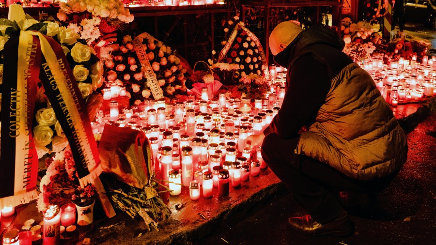 Lanț uman și marș în memoria victimelor Colectiv, la șase ani de la incendiul în care 65 de tineri și-au pierdut viața