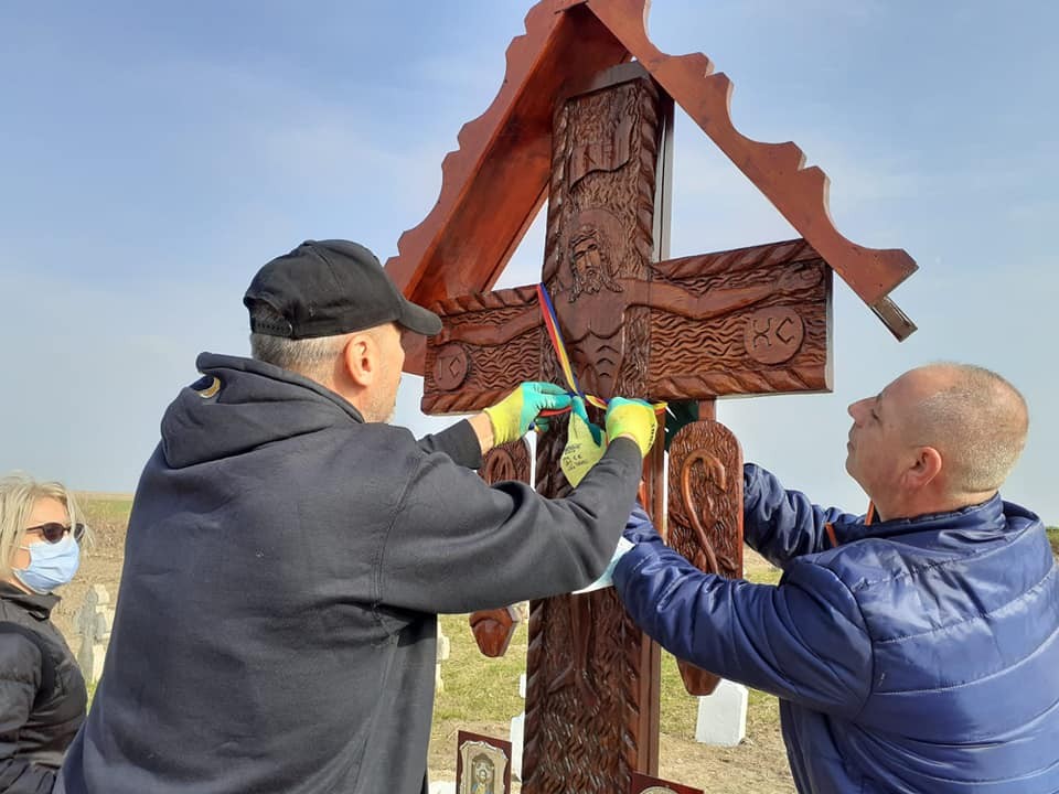 Eroii nu mor niciodată. Mormintele eroilor din Cimitirul Libertatea, îngrijite de AMVVD și elevi de liceu