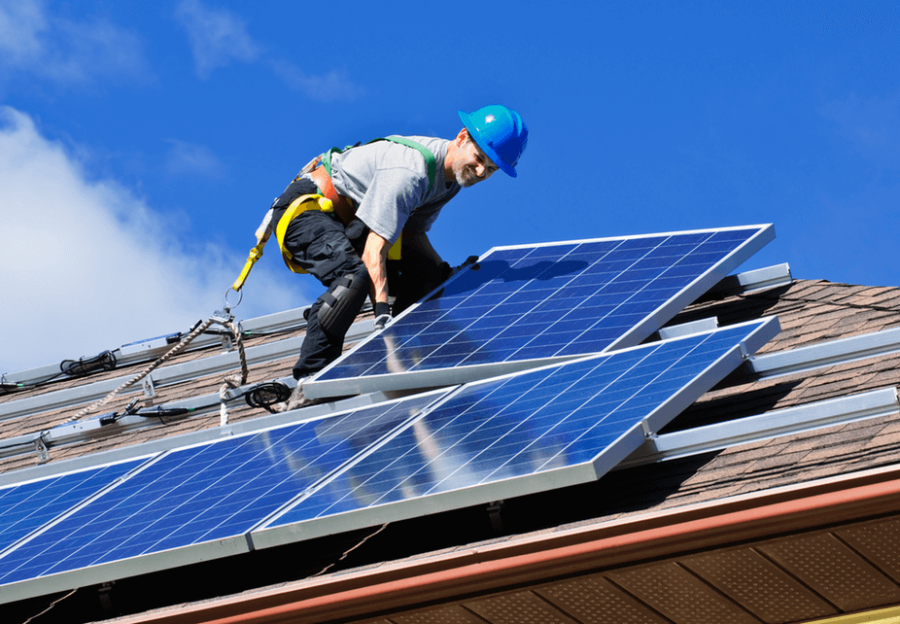 Instalatorii care vor să fie validați pentru montarea sistemelor fotovoltaice se pot înscrie în program