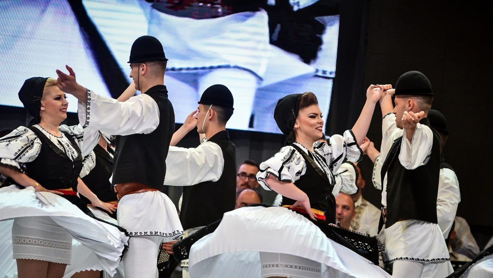 Singurul festival folcloric din ţară dedicat ansamblurilor profesioniste, între 25 şi 28 noiembrie, la Sibiu
