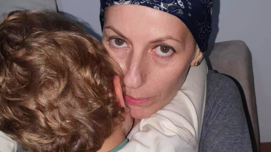 Poza care oprește timpul în loc. Un copil de 4 ani își îmbrățișează mama bolnavă de cancer, înainte ca aceasta să plece la tratament