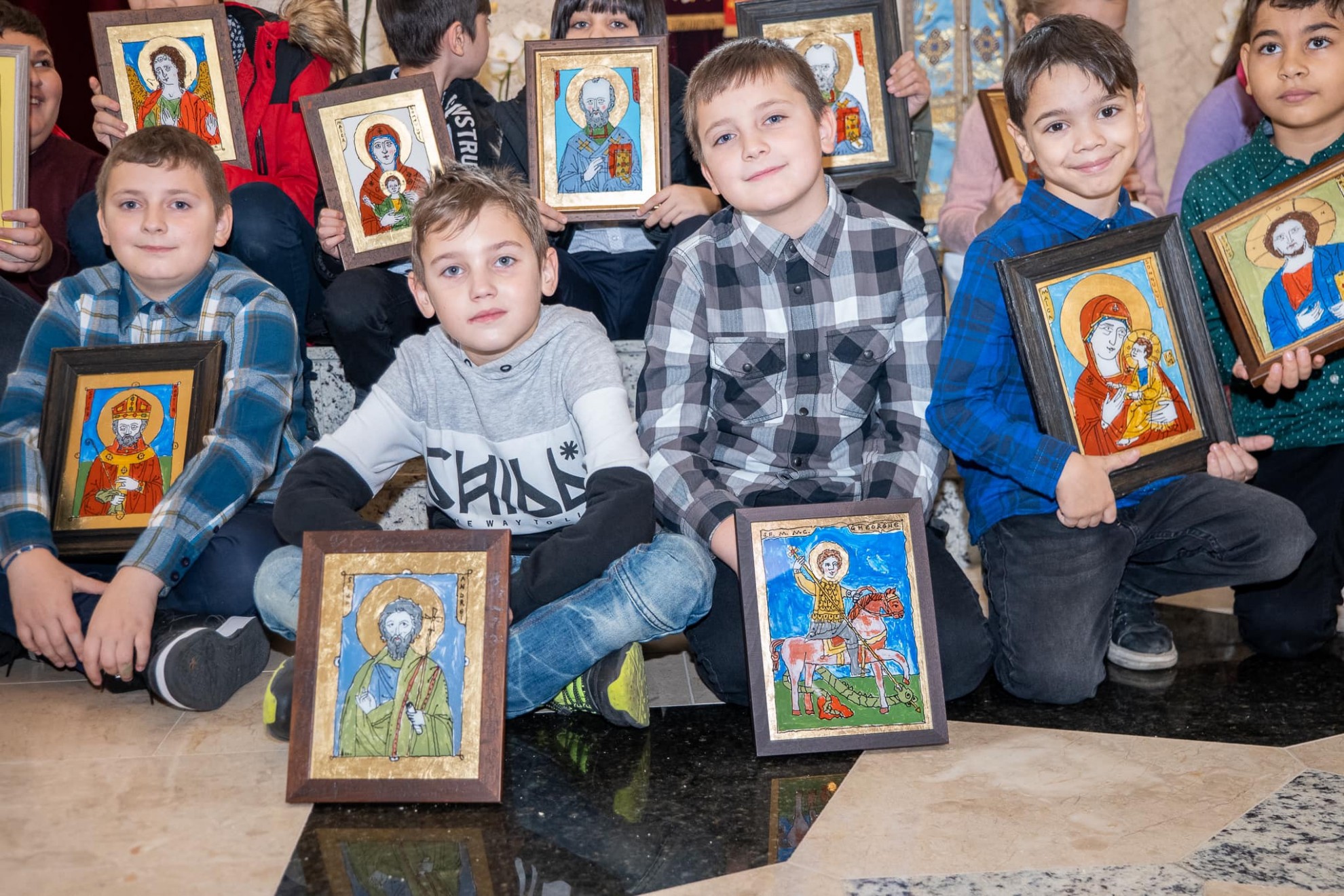 Copiii românilor din Viena au pictat zeci de icoane pe sticlă în cadrul unui atelier organizat de Parohia „Sf. Voievod Ștefan cel Mare”