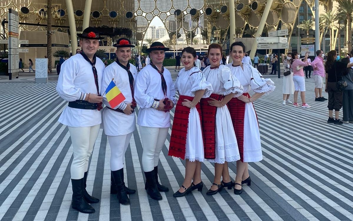 Ansamblul folcloric Junii Braşovului, prezent pe scena Pavilionului României de la Expo 2020 Dubai