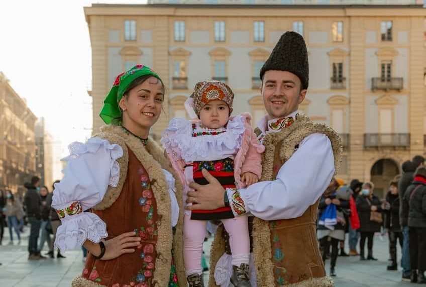 Românii din Torino au sărbătorit Ziua Națională printr-un flash-mob cu dansuri tradiționale românești