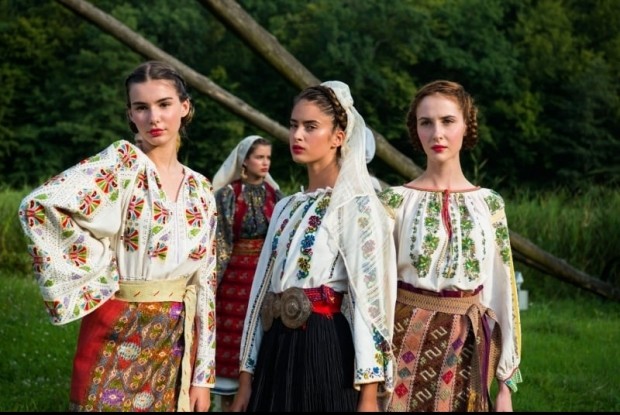 Costume tradiţionale românești, vechi de peste 100 de ani, prezentate în Cuba de Ziua Națională a României