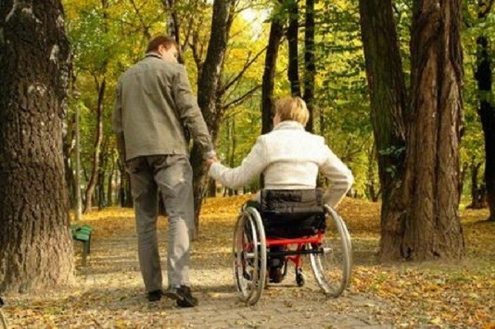 În sfârșit! Persoanele cu membre amputate nu vor mai trebui să se prezinte la comisia de evaluare pentru prelungirea certificatului de handicap