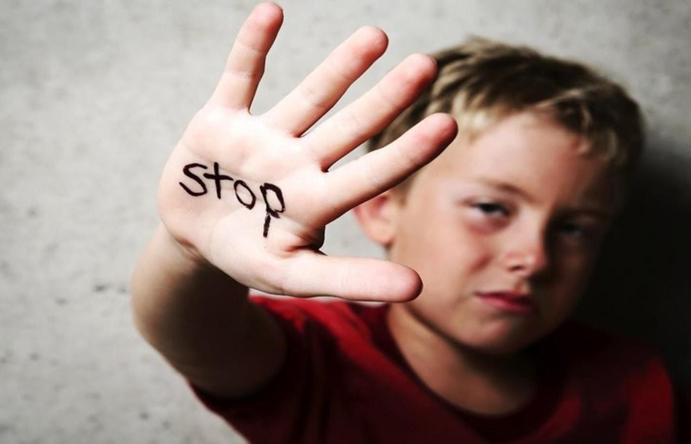 România 2021: Părinții încă își bat copiii cu nuiaua sau cureaua, iar unii îndeamnă și profesorii la violențe față de cei mici