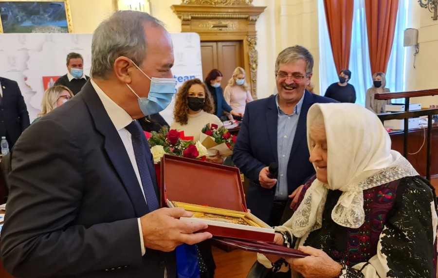 O femeie de 88 de ani din Hunedoara, declarată "Tezaur Uman Viu", a primit titlul de "Cetăţean de Onoare"