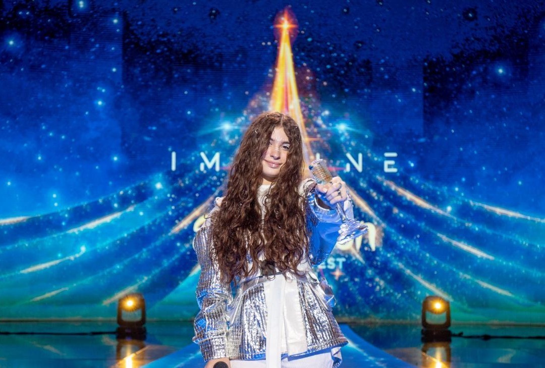 Are 14 ani, este din Armenia și a câștigat Eurovision junior 2021