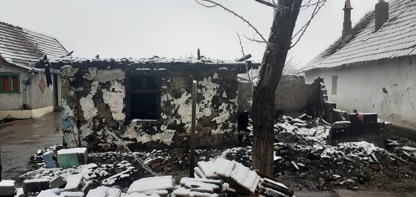 O familie din Șimand a rămas pe drumuri în Ajunul Crăciunului. Preotul din comună face apel la toți oamenii cu inima bună care i-ar putea ajuta