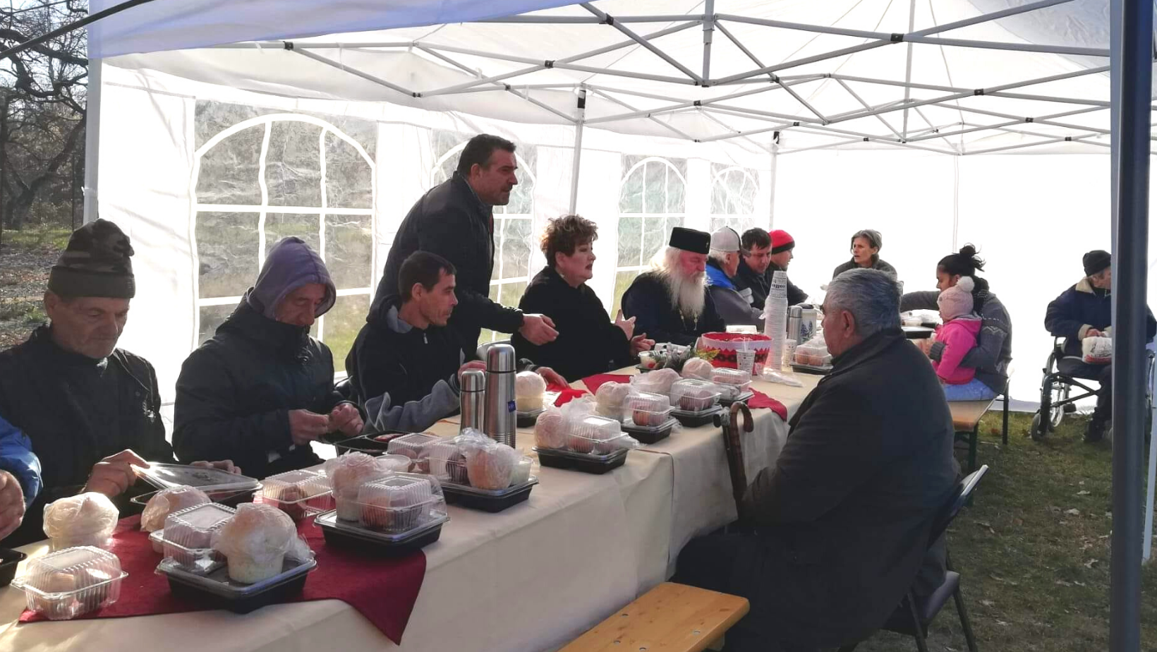 Mitropolitul Banatului, la masă cu oamenii străzii de ziua onomastică