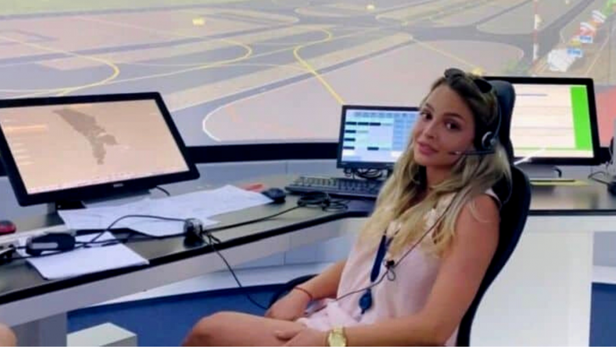 Este româncă, are 26 de ani și este controlor de zbor la un aeroport unde traficul aerian din două ore este cât cel de la Arad într-un an